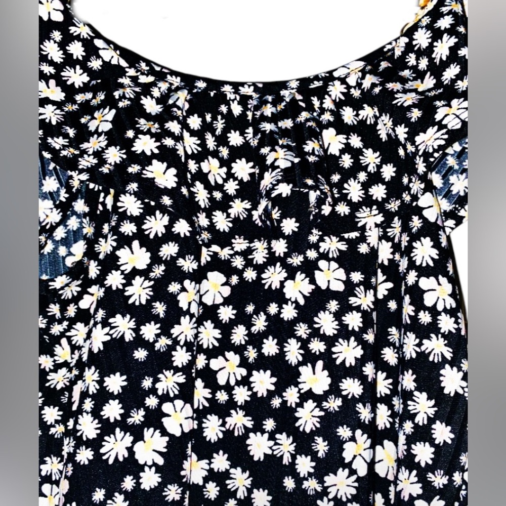 Soft ruffled daisy top